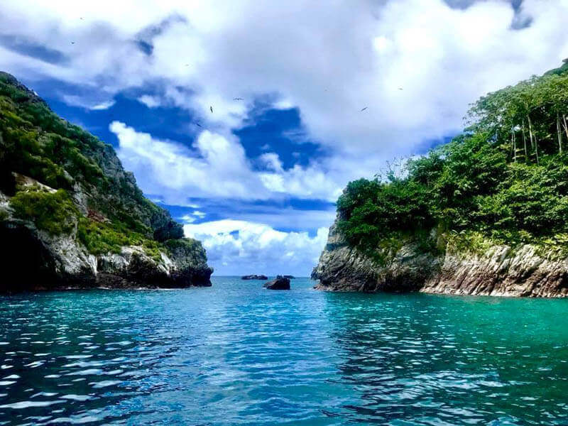 Entre el Perú y otras tierras más al norte, Panamá, encontramos una isla, pequeña a la vista, pero de recovecos altos y bajos y mucha vegetación.