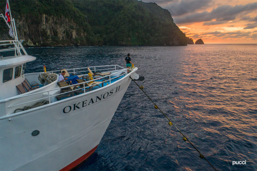 Embarcación Okeanos II, camino a la Isla del Coco