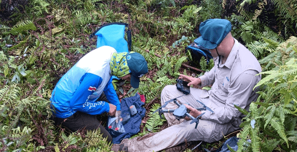 Randy Chinchilla (FAICO) y Paúl Vega (Lanamme) preparando el drone Mavic Pro. D 